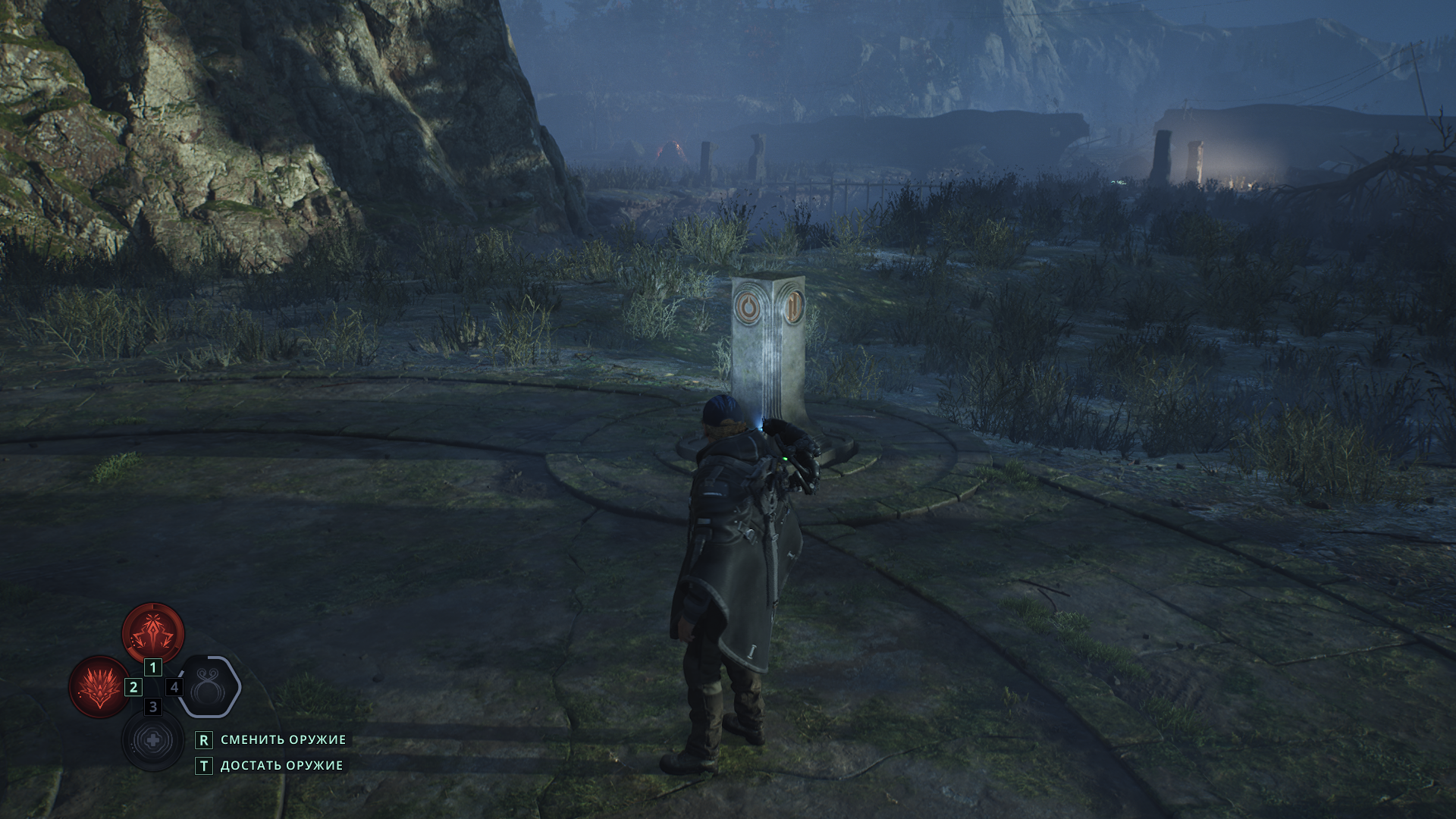 Крупный план каменного столба с древними символами