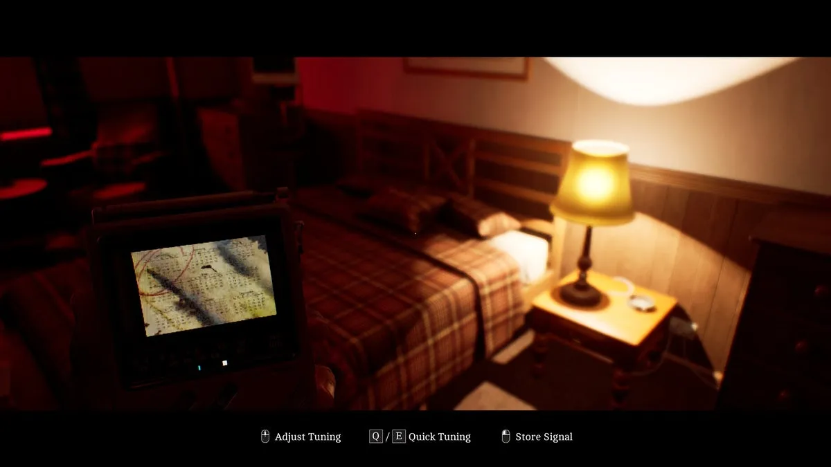 Саймон смотрит в портативный телевизор CRTV в Silent Hill: Townfall
