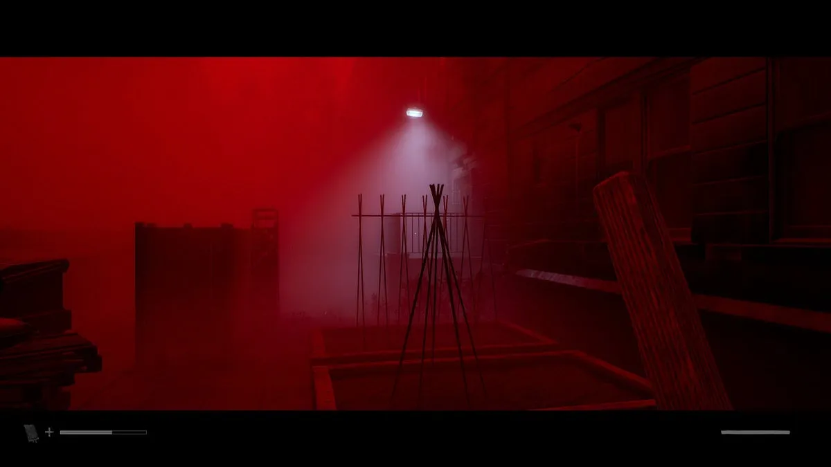 Саймон смотрит на дом с работающим уличным фонарём в Silent Hill: Townfall