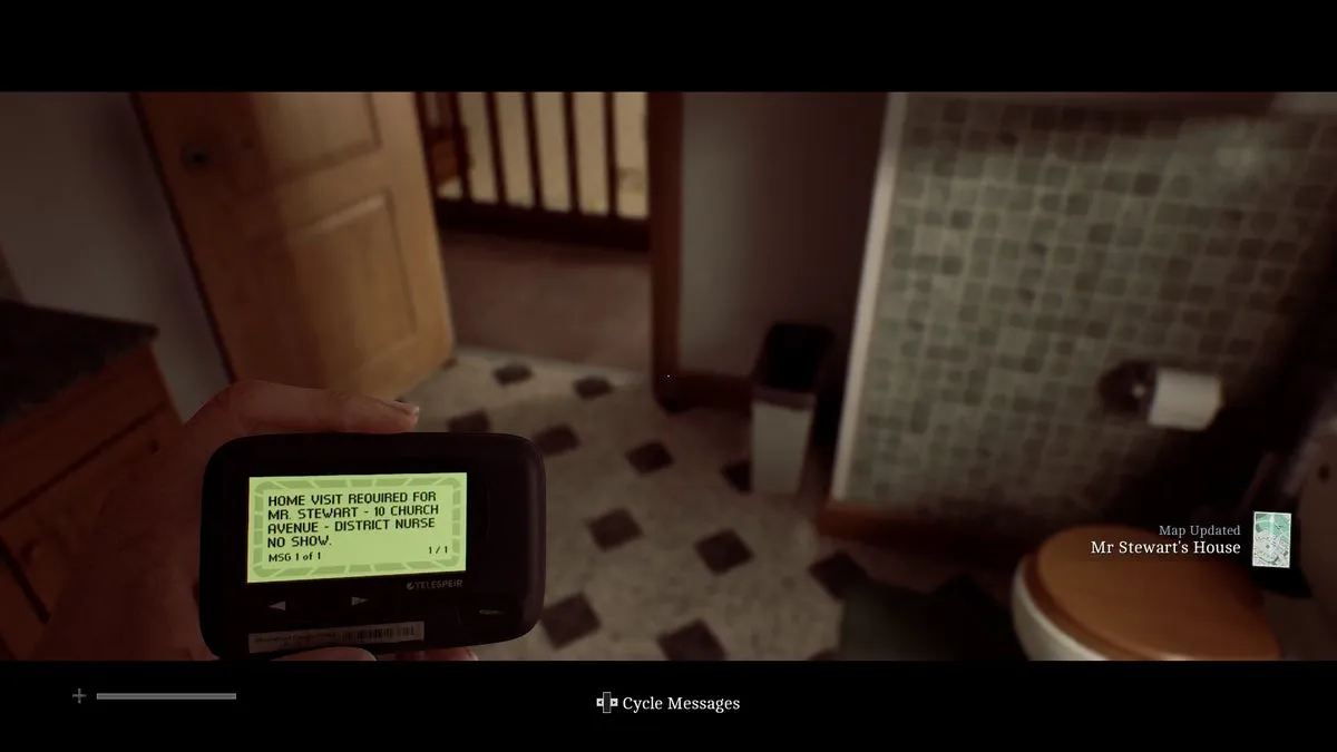 Зои смотрит на свой пейджер в Silent Hill: Townfall