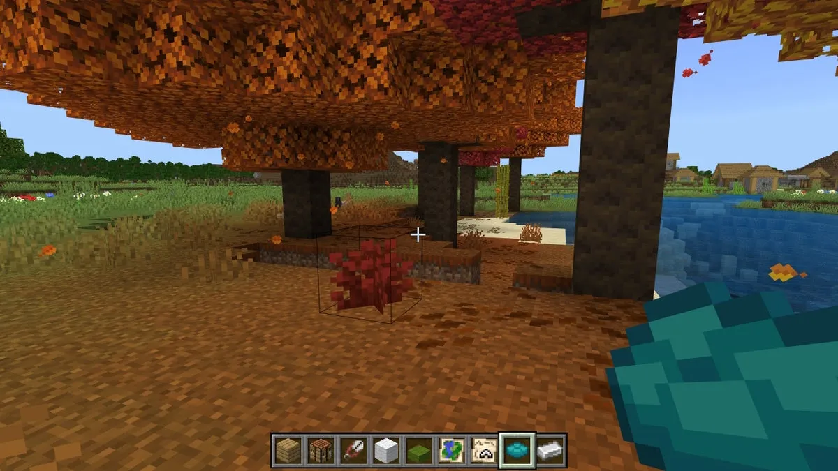 Красный куст в биоме «пятнистый лес» в Minecraft