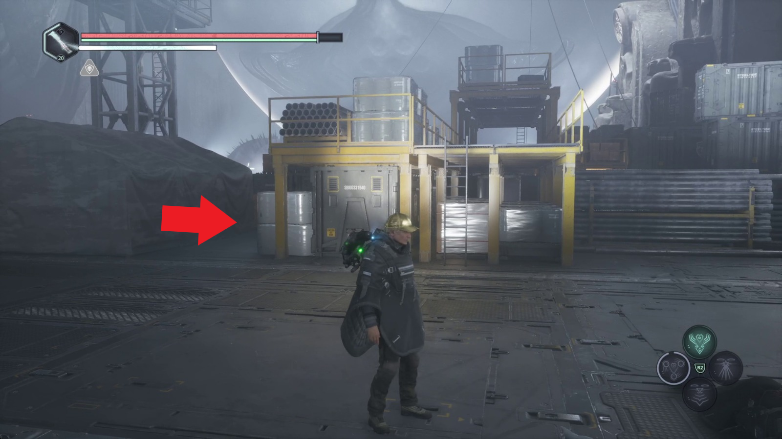 Две лестницы ведут на верхнюю платформу