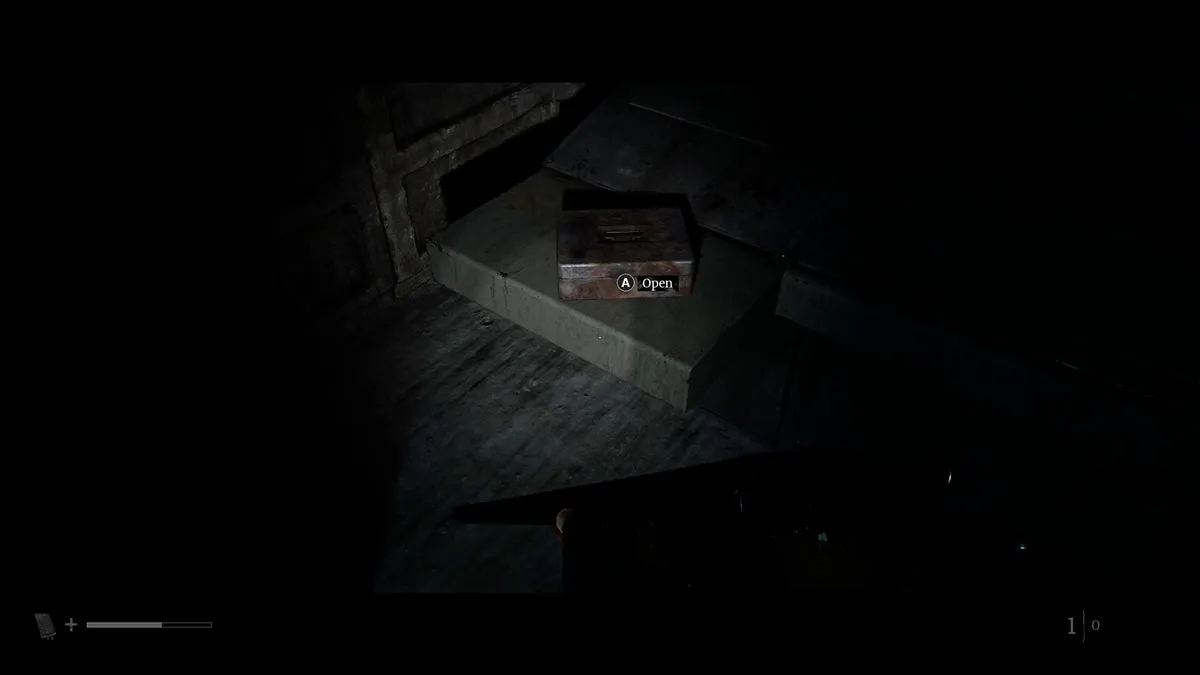 Саймон открывает бокс с ключом контроллера в Silent Hill Townfall