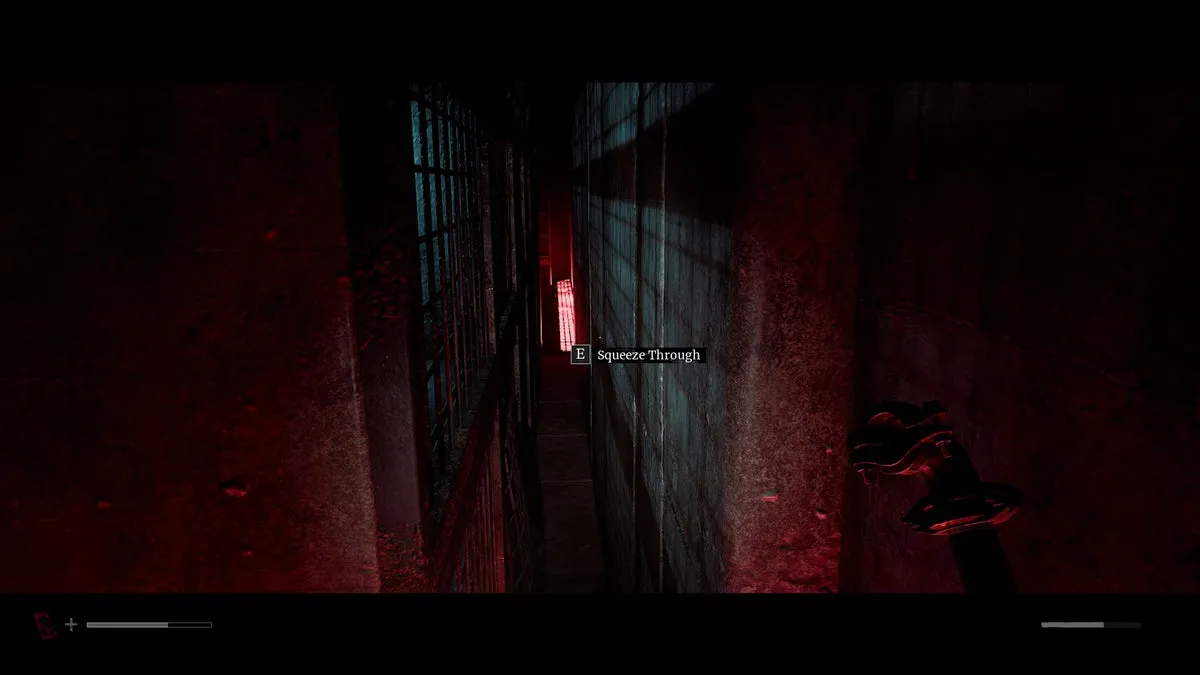 Саймон протискивается через щель в Silent Hill Townfall