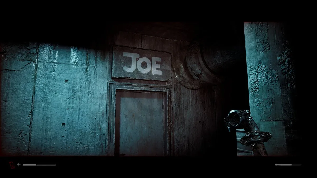 Саймон у двери комнаты JOE в Silent Hill Townfall