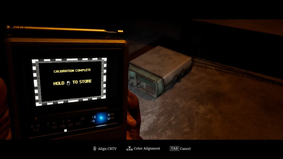 Саймон настраивает CRTV на радиосигнал в Silent Hill Townfall