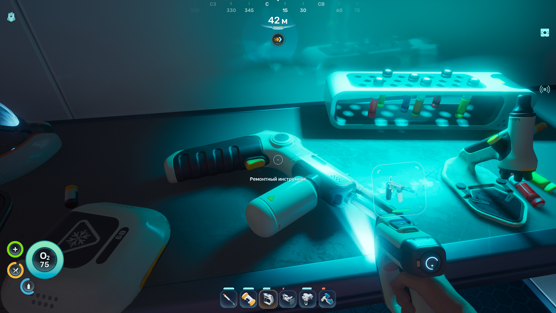 Биокапсула и ремонтный инструмент на столе внутри модуля Чапа в Subnautica 2