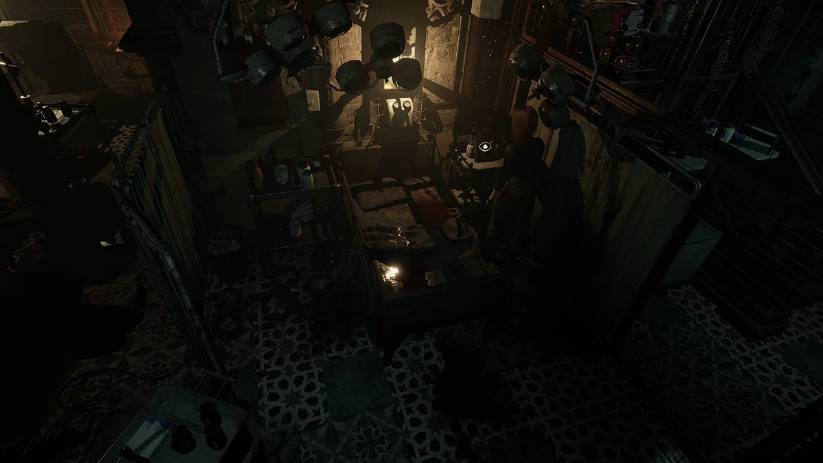 Металлическая дверь с навесным замком блокирует выход