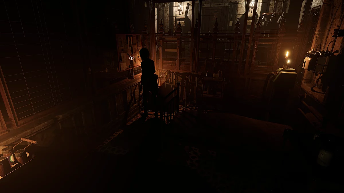 На обложке Библии отсутствует один гвоздь в изображении распятия