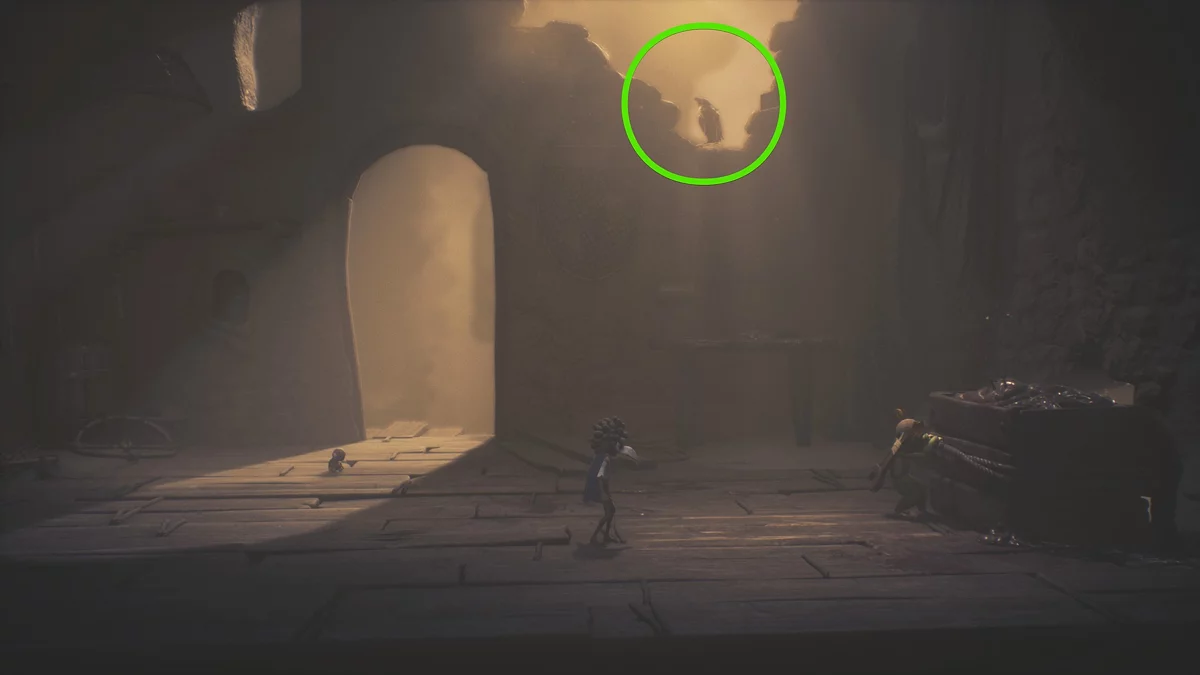 Первый ворон в Little Nightmares 3 сидит справа от арки в начальной локации Некрополя