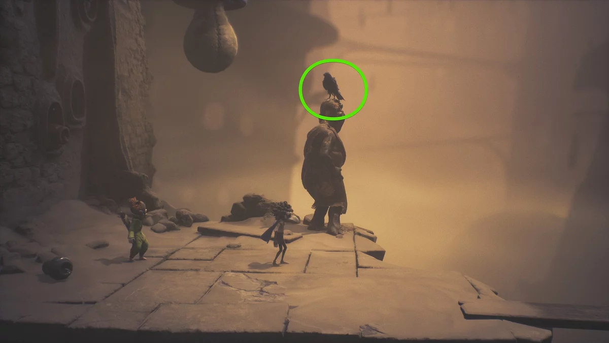 Второй ворон расположен на голове статуи возле обрыва в Некрополе