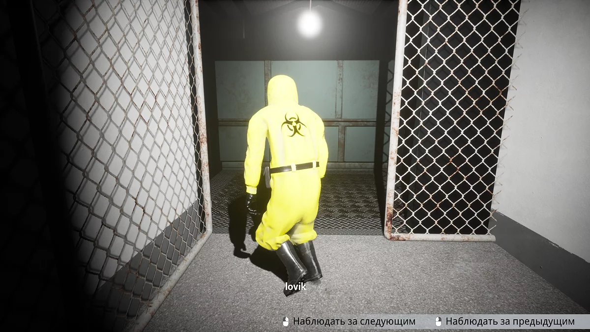 Темная многоэтажная парковка с лифтом впереди