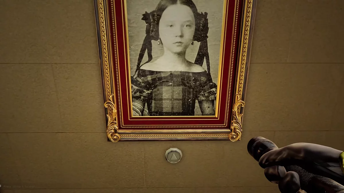 Вход в отель с закрытой дверью и картинами