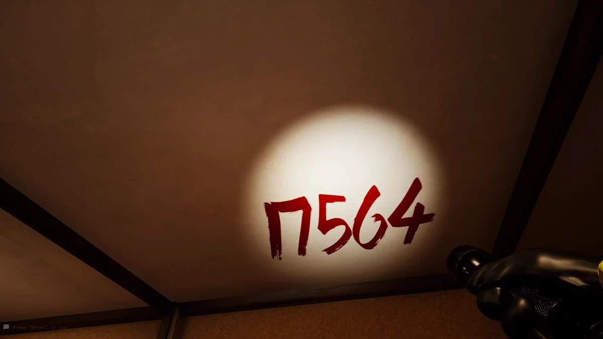 Коридор с номерами отеля и патрулирующими монстрами