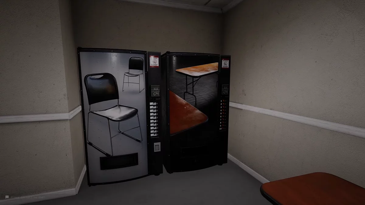 Офисный уровень с желтыми обоями и рабочими столами