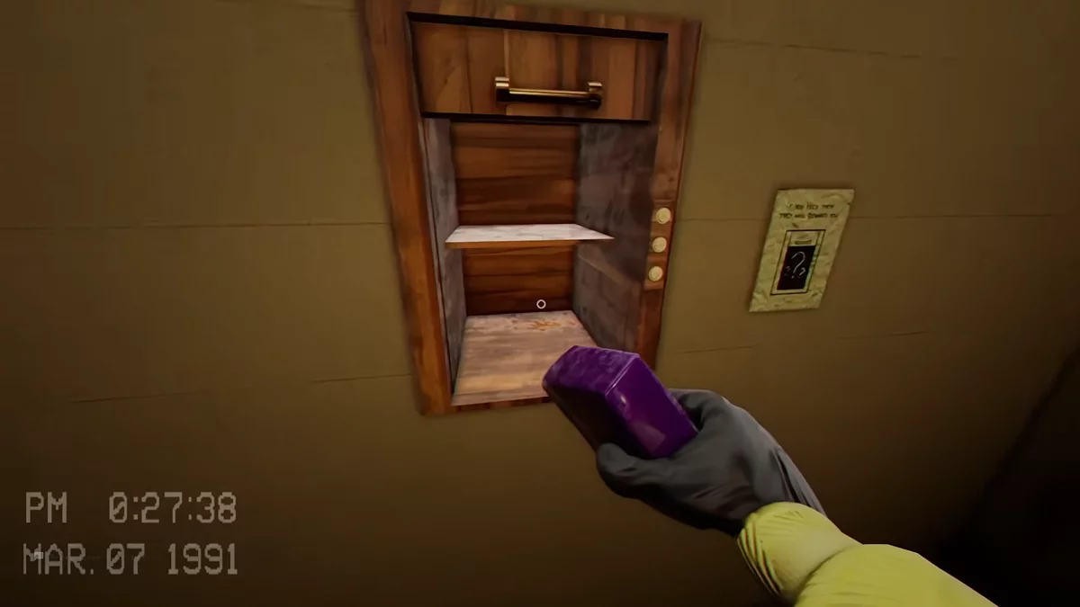 Стая мотыльков в темном коридоре отеля