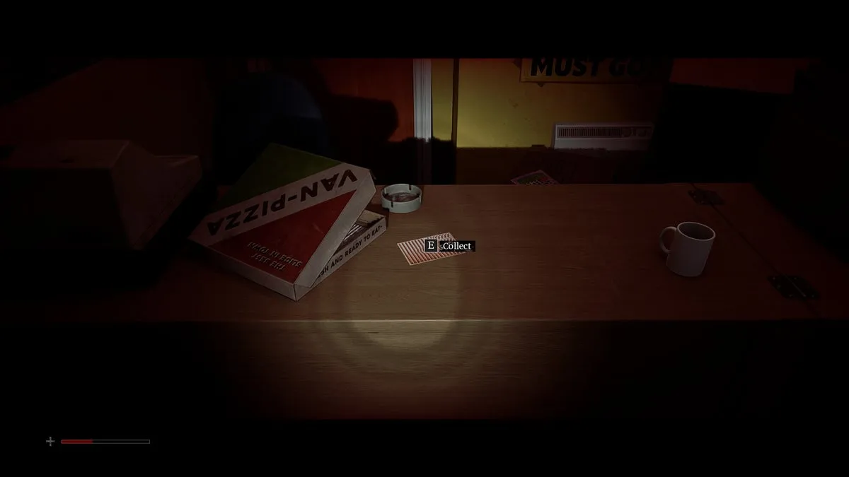 Саймон рассматривает Странную открытку №1 в магазине Video Star в Silent Hill: Townfall