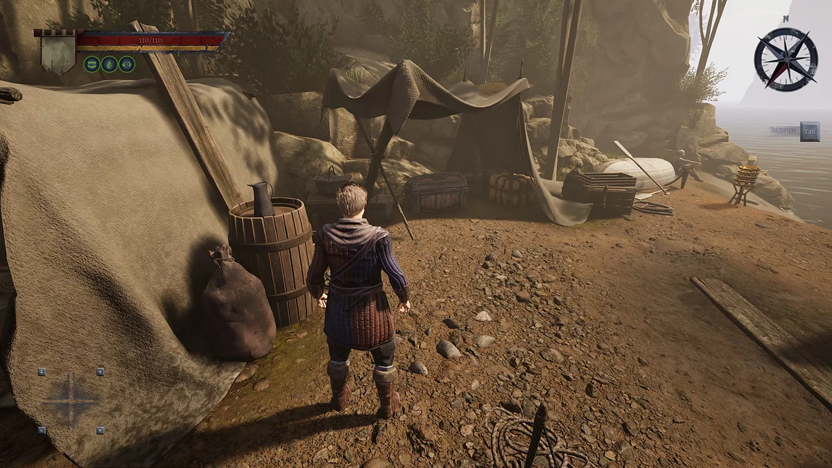 Сундук с тремя бутылками бренди под белым тентом на берегу