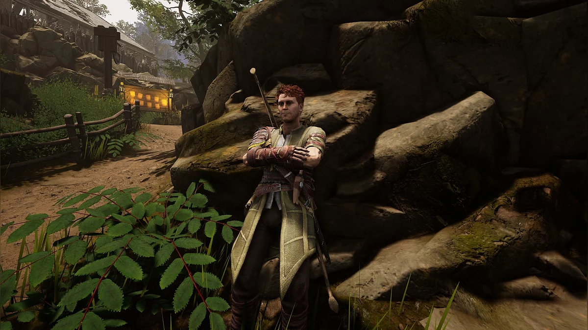 Проводник Иржи стоит на деревянном пирсе у реки