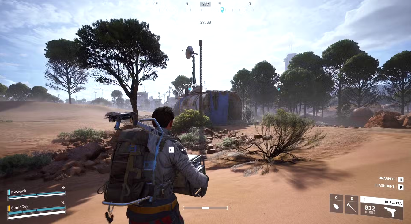 Внешний вид полевой станции с радиовышкой и синим брезентом на крыше в ARC Raiders