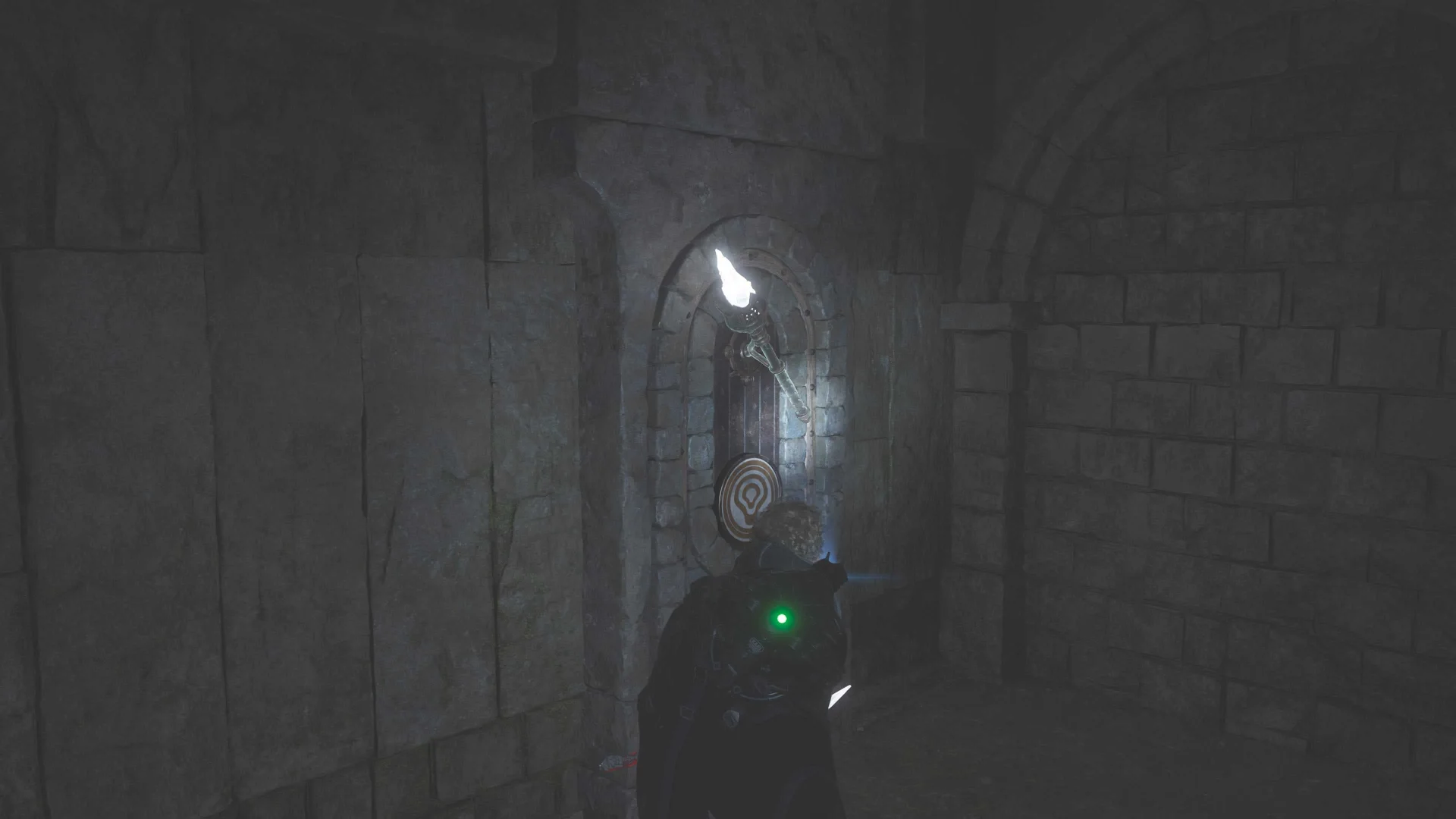 Факелы с символами лампочек в подземелье