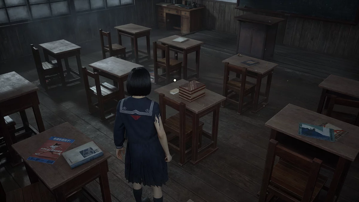 Светлые и тёмные плашки на деревянном ящике с изображениями