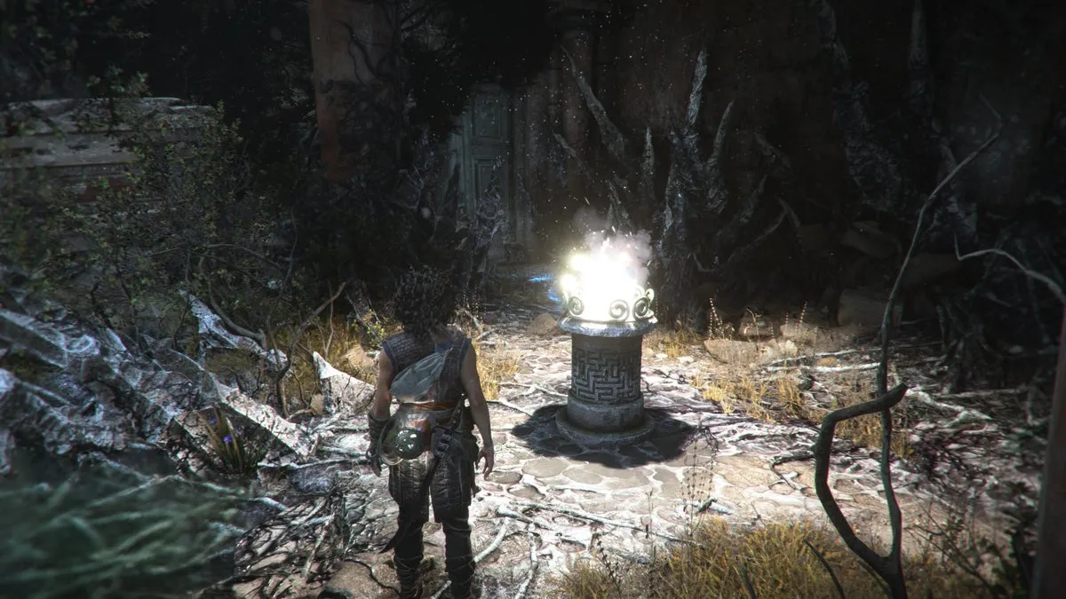 София поджигает жаровню в зале с прудом в Resonance: A Plague Tale Legacy