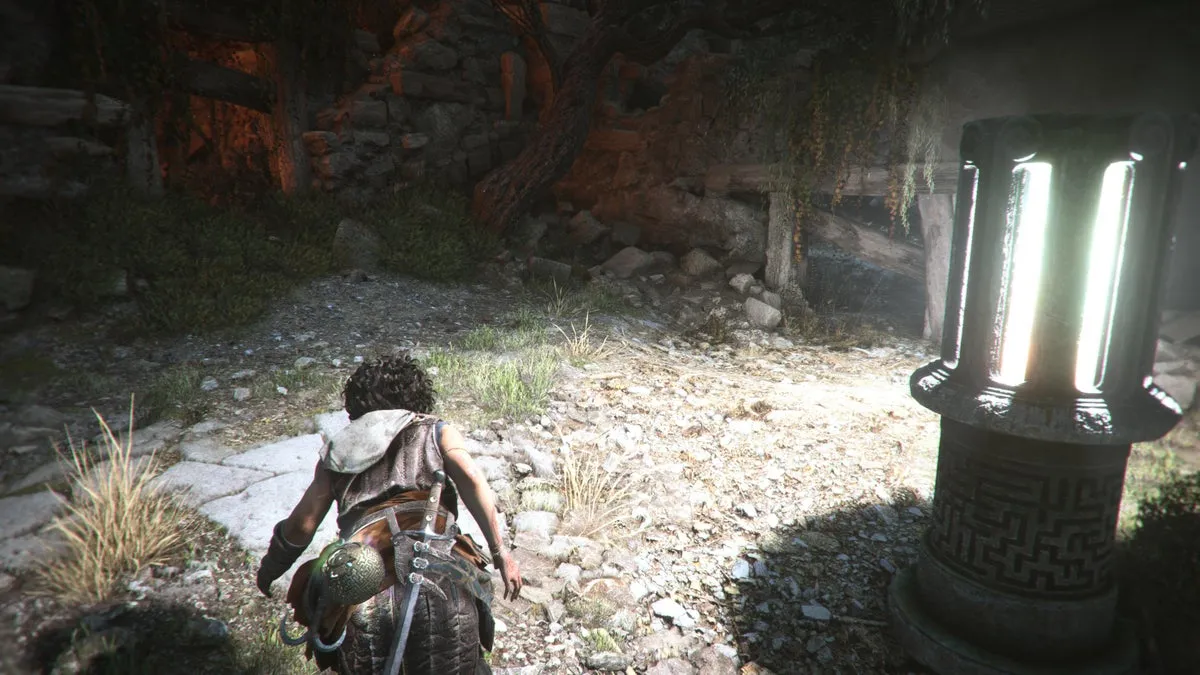 София зажигает фонарь по пути к дворцу в Resonance: A Plague Tale Legacy