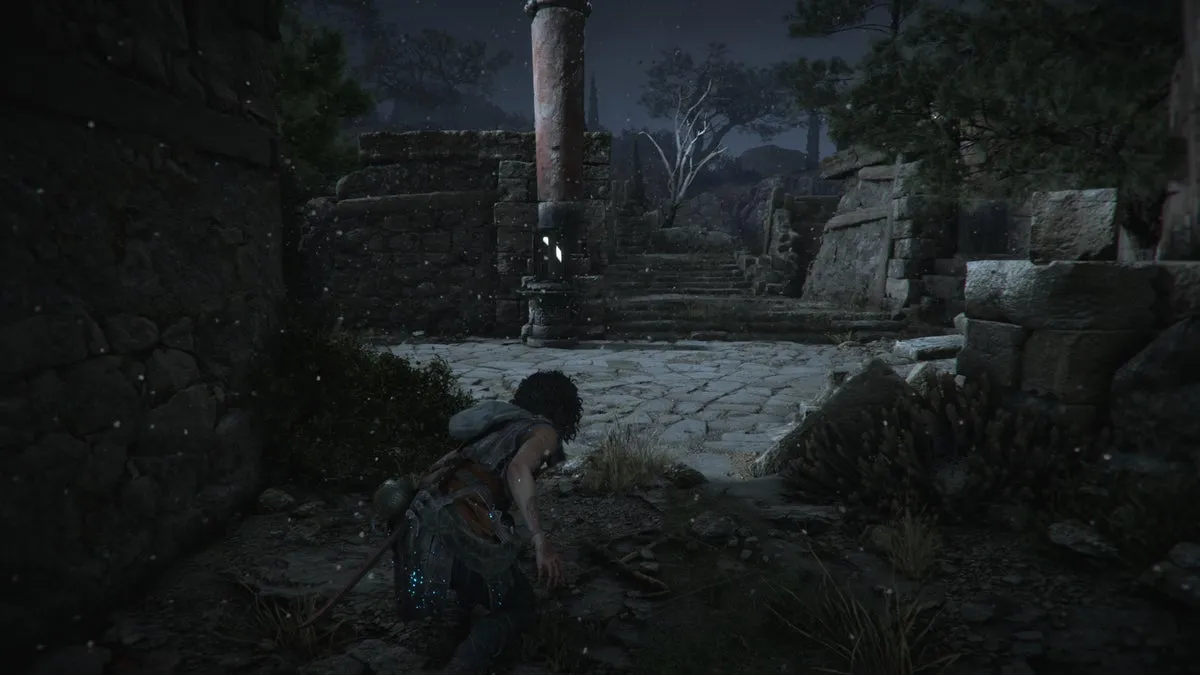 София зажигает фонарь у руин в Resonance: A Plague Tale Legacy