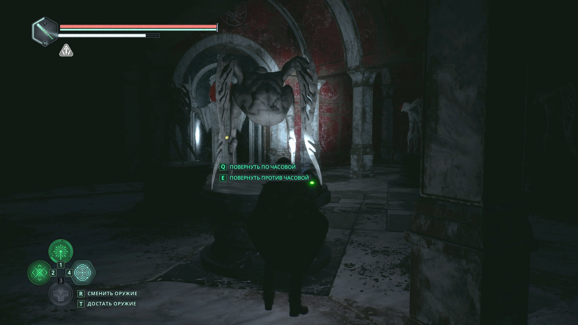 Скульптуры развернуты лицом к статуе человека