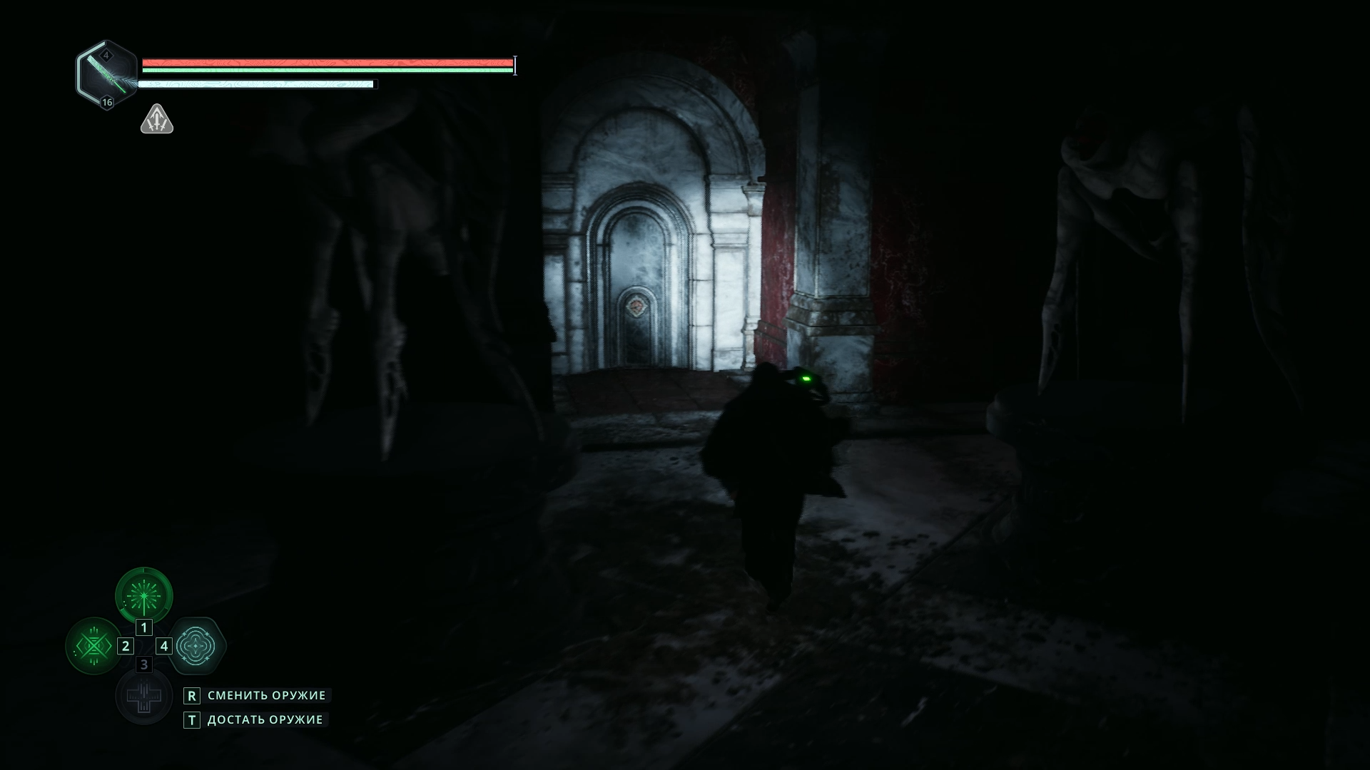 Дверь в зале со статуями у входа