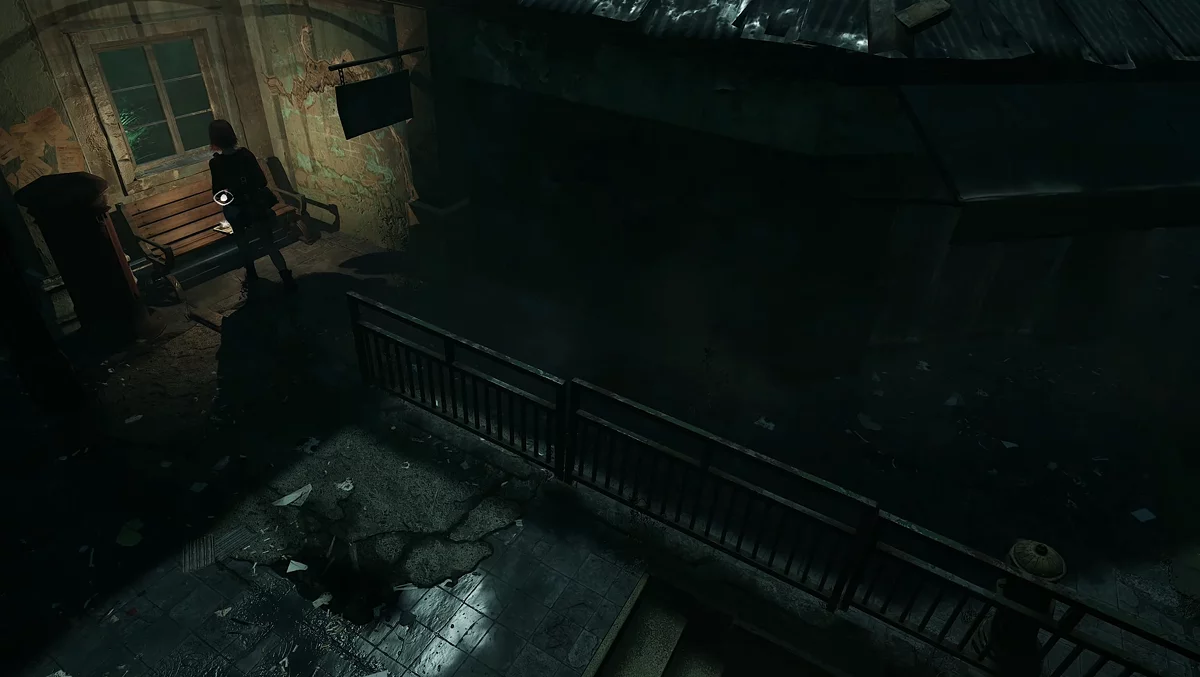 Третья газета на правой скамейке возле железнодорожного вокзала