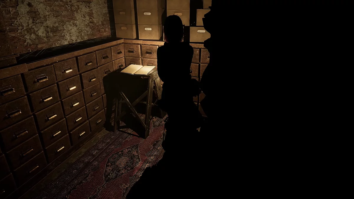 Пятый дневник Иоава на столе рядом с картотекой в архивах школы