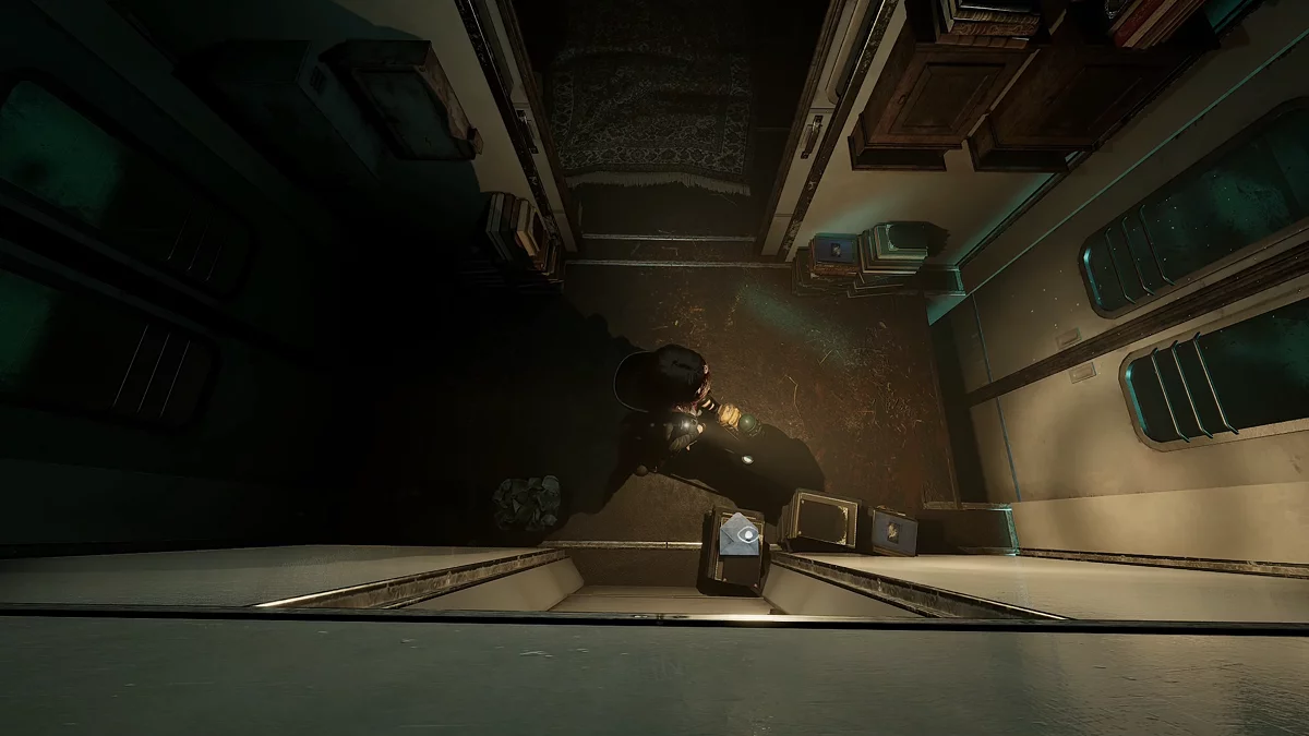 Письмо Любимой маме от Амелии среди книг в вагоне на железнодорожном вокзале