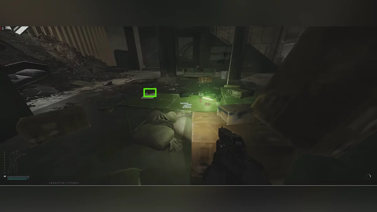 Стартовая локация с кассетой на столе и медикаментами в Escape from Tarkov