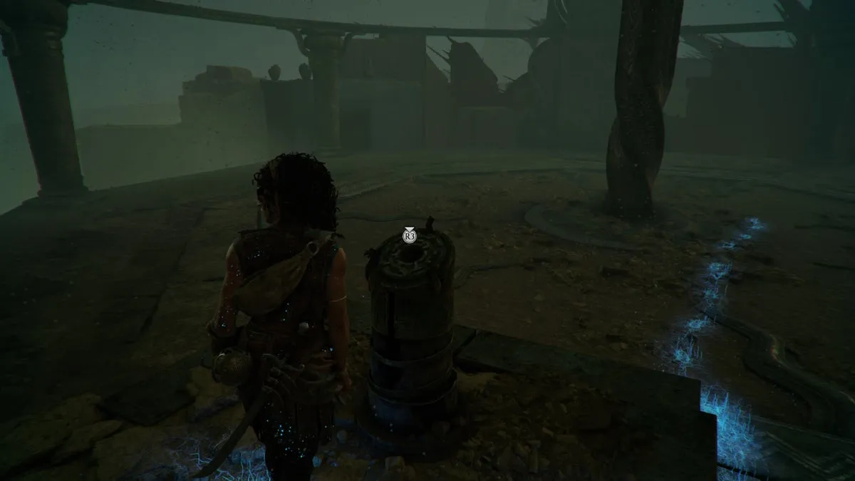 София взаимодействует с кольцевым постаментом в Resonance: A Plague Tale Legacy