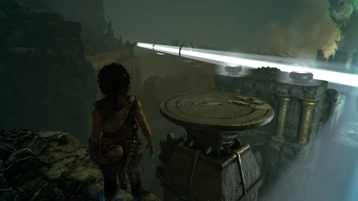 София смотрит на круглую платформу в лабиринте в Resonance: A Plague Tale Legacy
