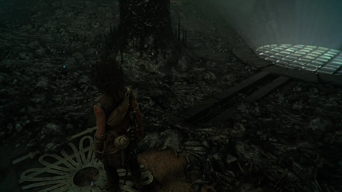 София стоит на постаменте, включающем источник света, в Resonance: A Plague Tale Legacy