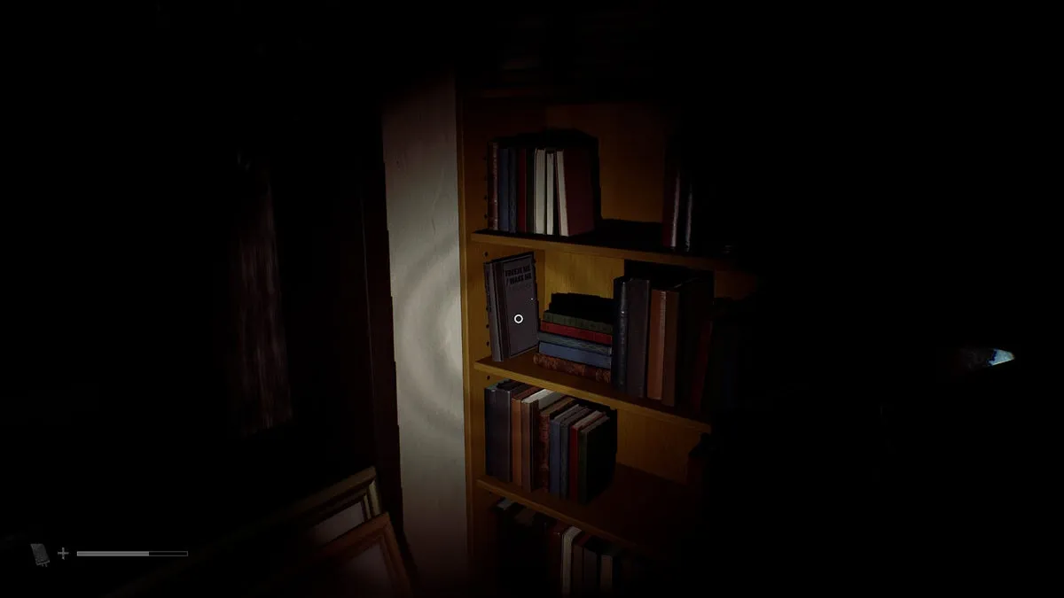 Саймон изучает Странную книгу №2 в Silent Hill: Townfall