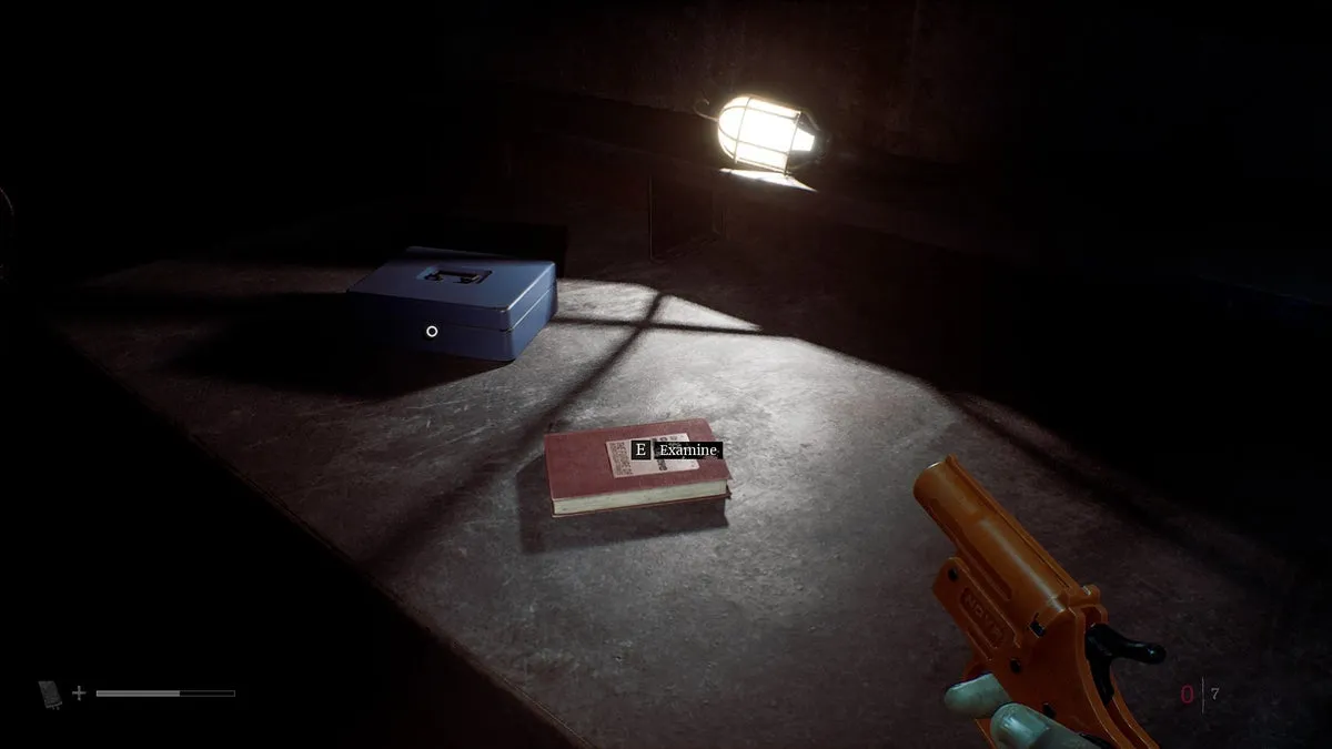 Саймон изучает Странную книгу №3 в Silent Hill: Townfall