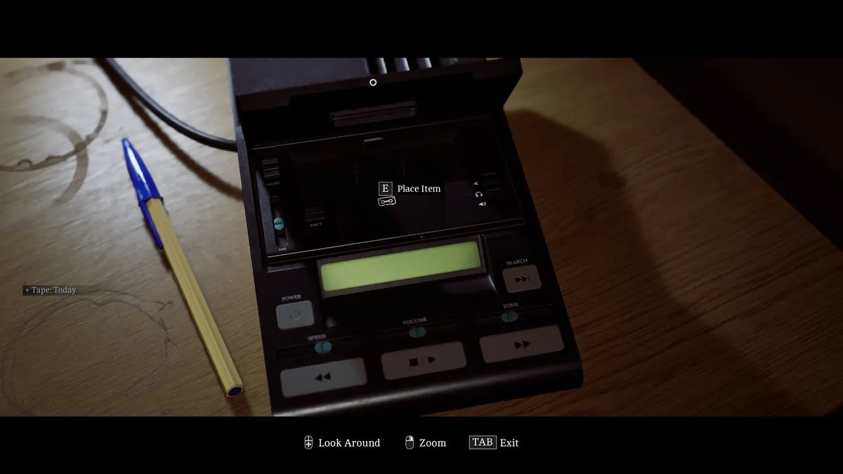 Саймон взаимодействует с кассетным проигрывателем в доме 5 Аппер-Брей