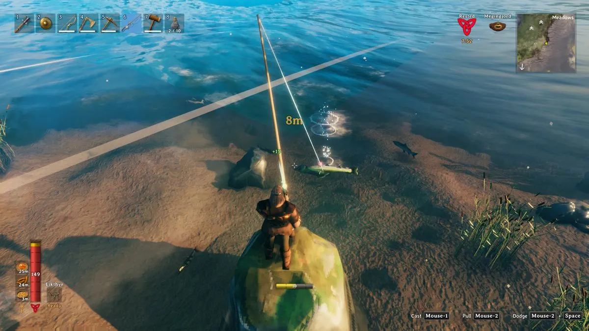 Викинг ловит рыбу с берега в Valheim