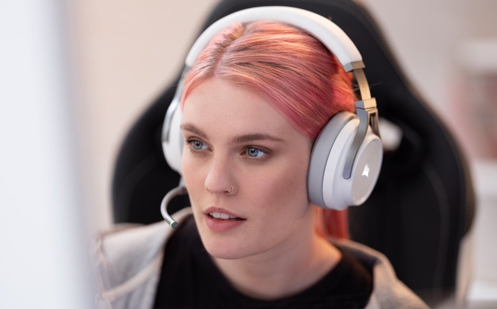 Девушка с наушниками Corsair