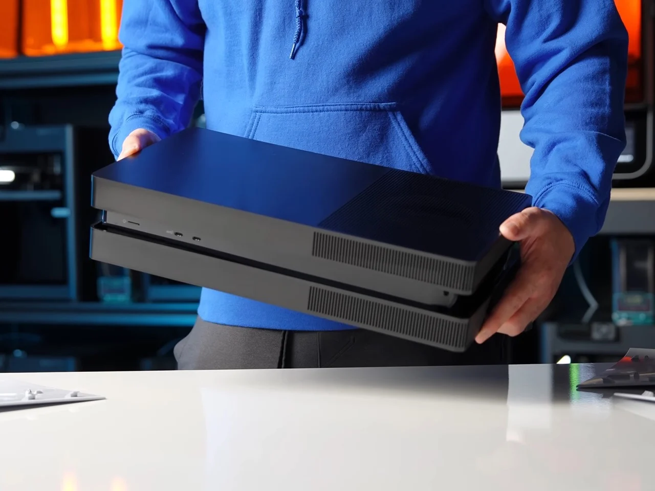 PS5 с прямоугольными панелями BoxPlates рядом с корпусом в стиле Xbox