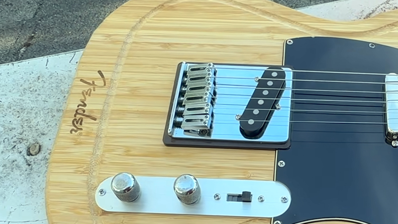 Разделочная доска Fender в форме гитары Telecaster, из которой собирают электрогитару