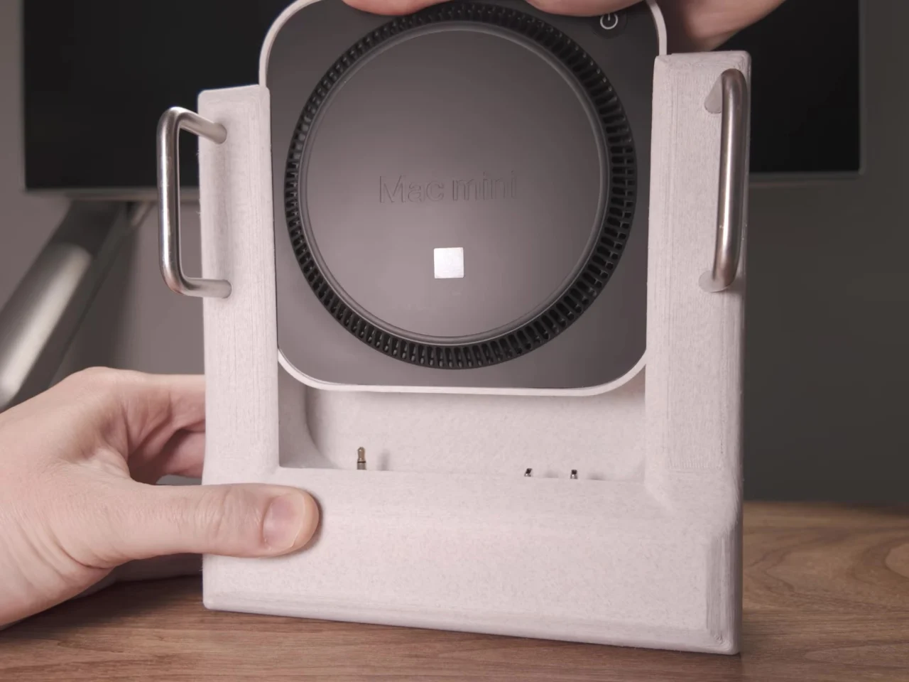 Съёмный модуль Mac Nano вставляется в корпус кибердека по направляющим