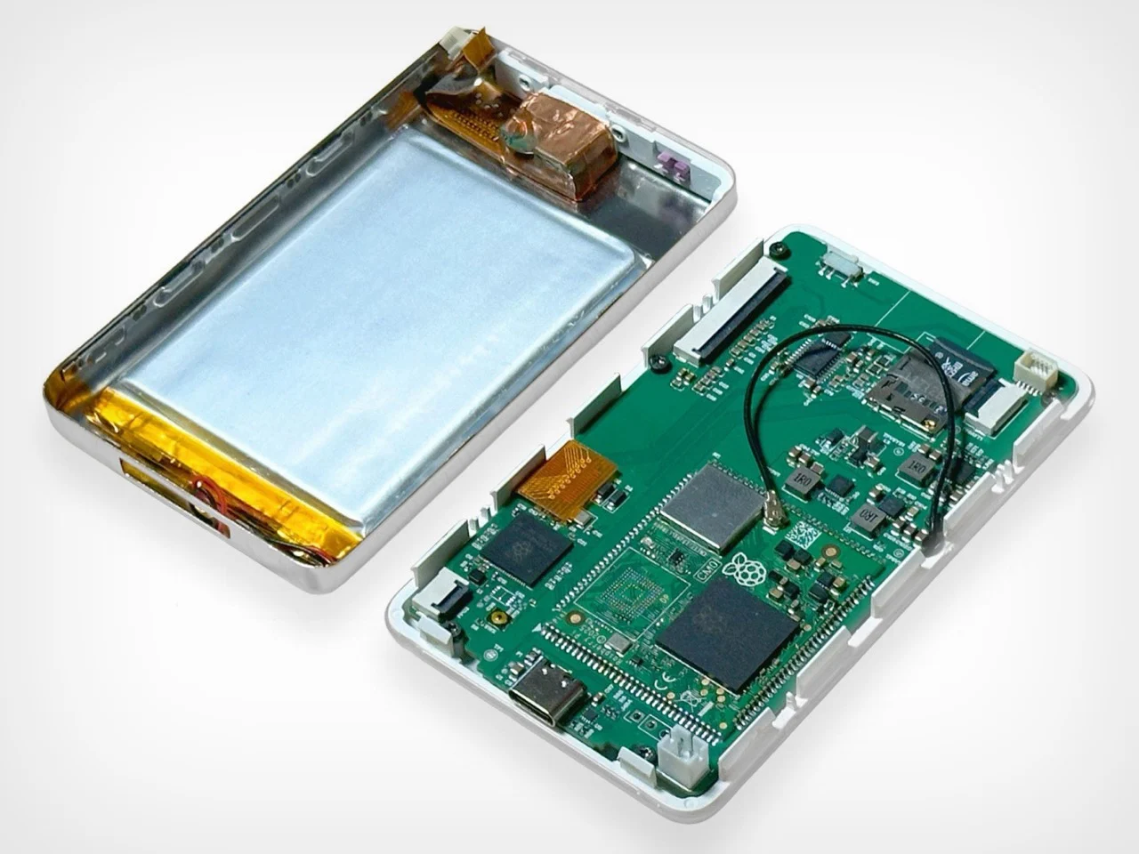 Установка платы Sprout внутри корпуса iPod
