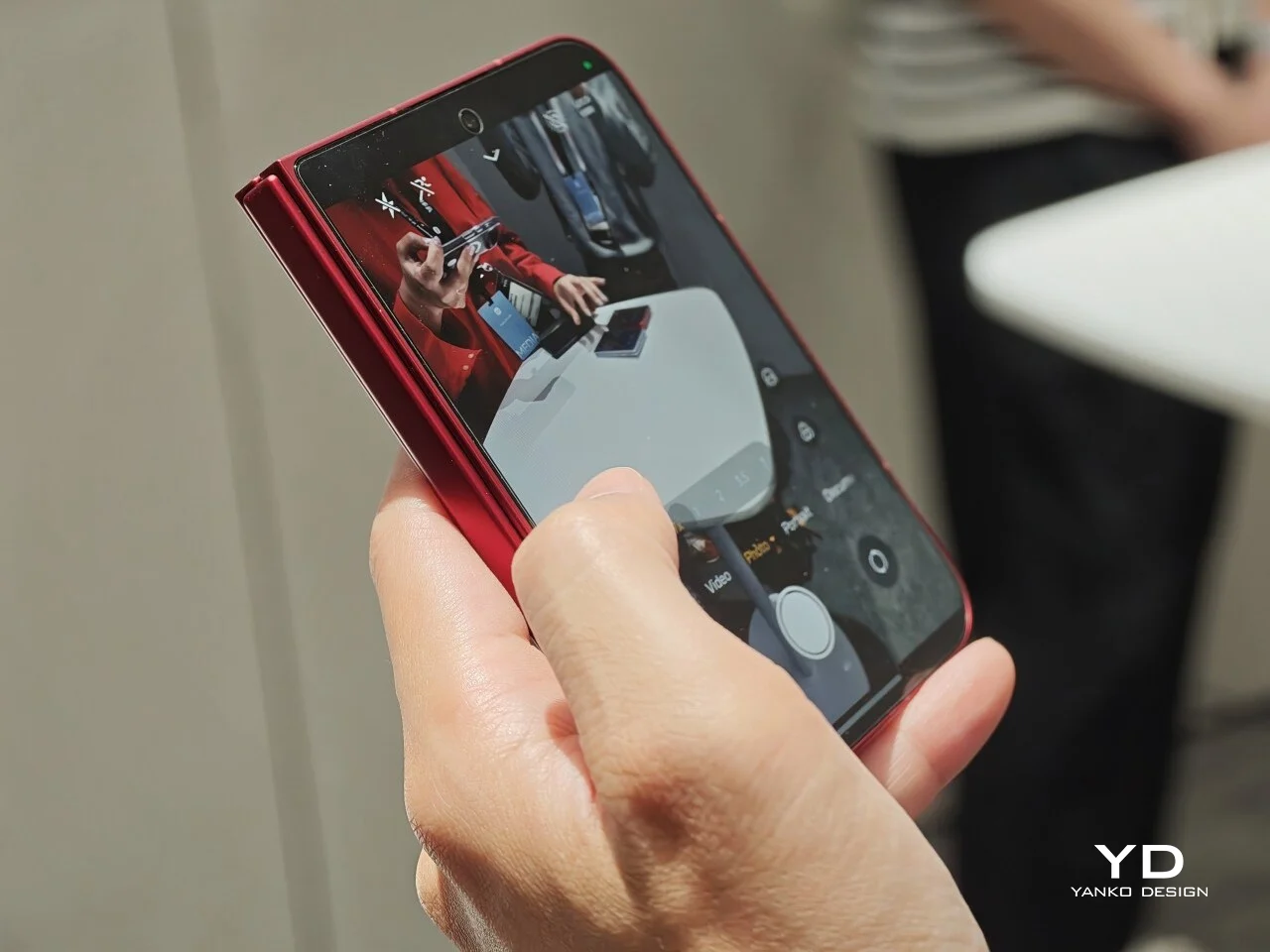 Xiaomi 18 Fold в тёмно-красном исполнении