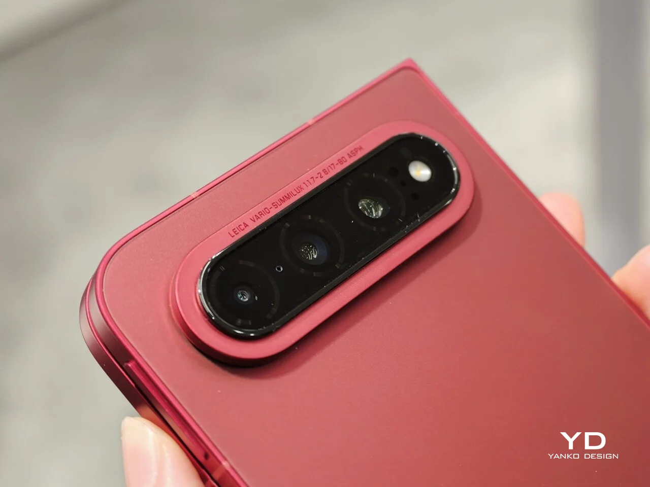 Овальный блок камер Xiaomi 18 Fold с двухступенчатым выступом