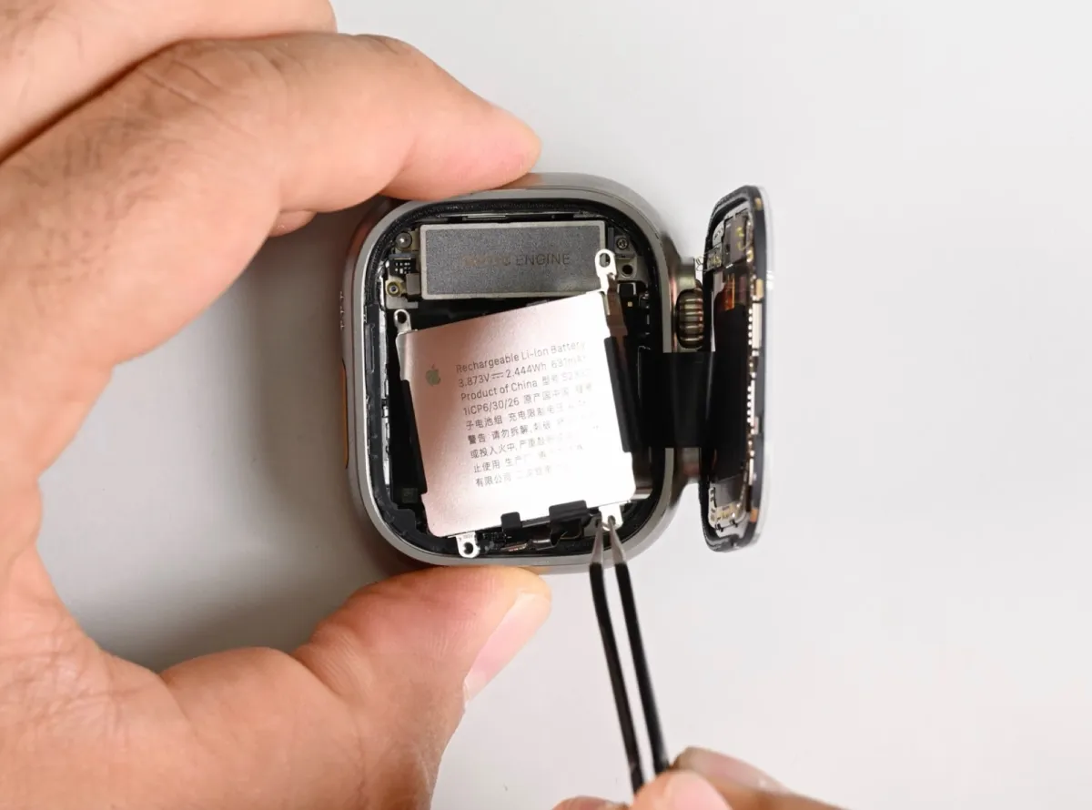 Вскрытый корпус Apple Watch Ultra 4 с извлечённым аккумулятором